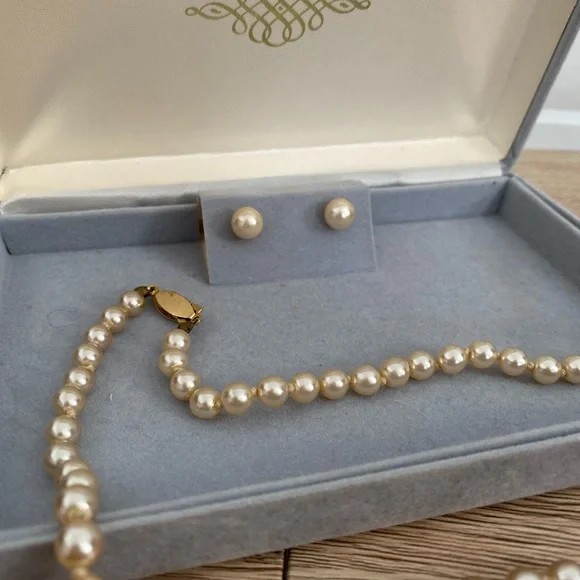 Vintage 1960s imitation pearl necklace and earring set - Picture 11 of 12
